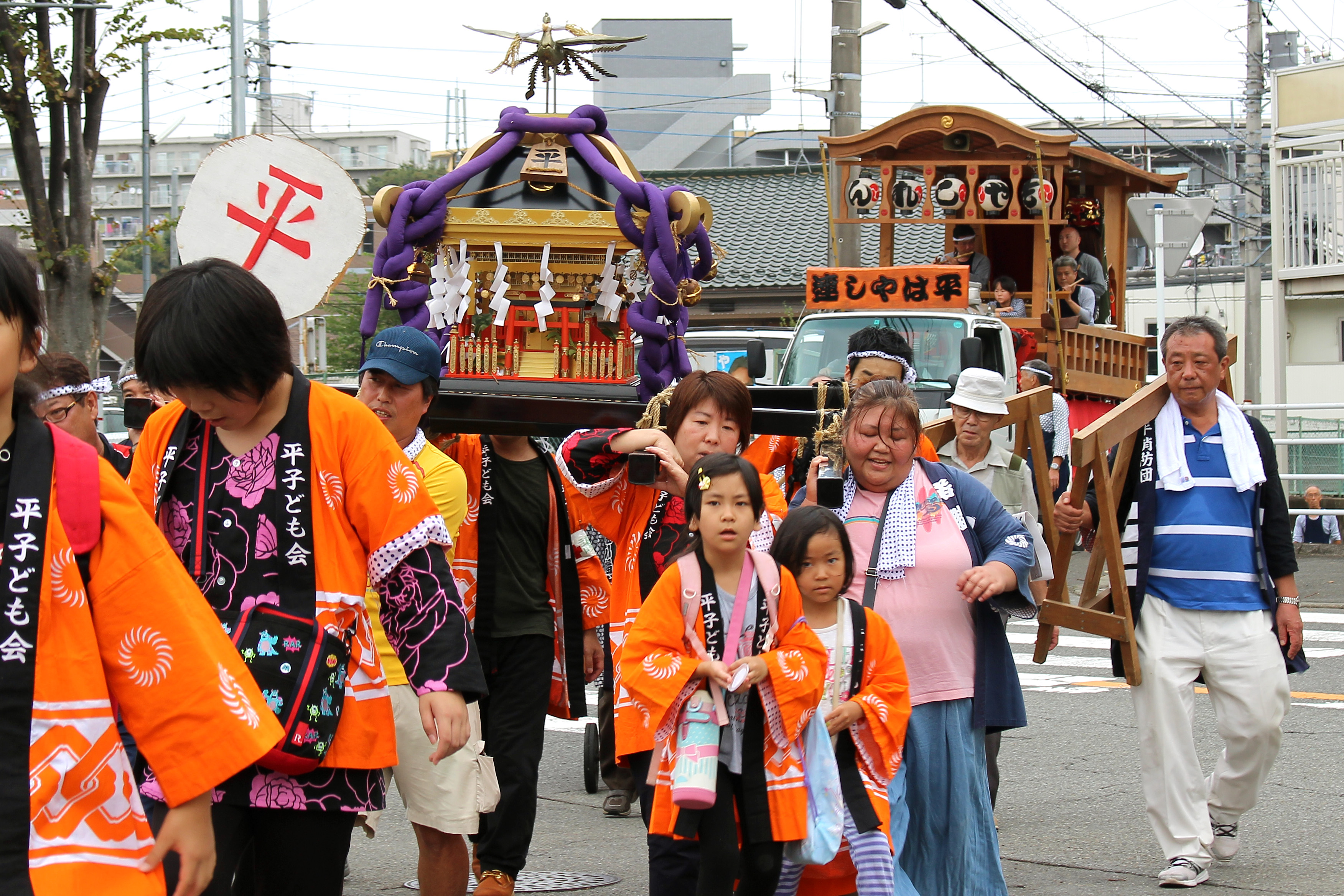 平地区で開催される白幡八幡宮の秋祭り。平囃子連の山車と子ども神輿が二日間に渡り町内を練り歩く。